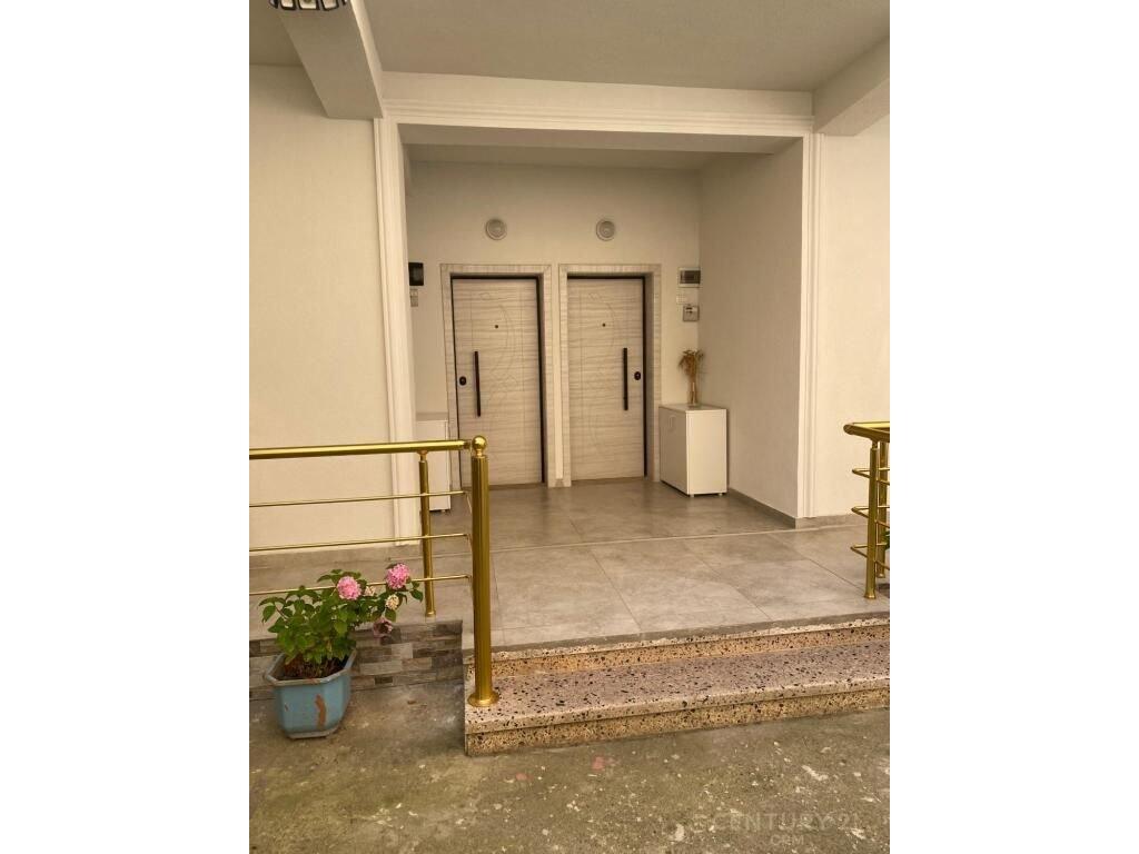 VILLA FOR RENT IN THE MUNICIPALITY OF PARIS – SUITABLE FOR RESIDENCE OR BUSINESS