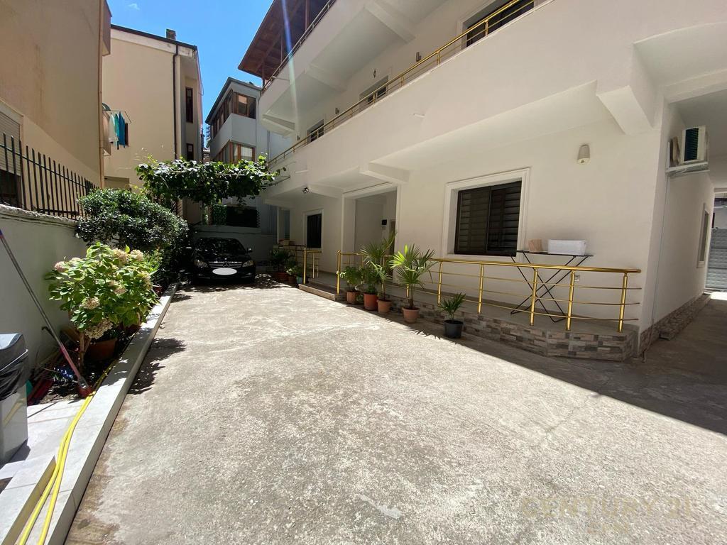 VILLA FOR RENT IN THE MUNICIPALITY OF PARIS – SUITABLE FOR RESIDENCE OR BUSINESS