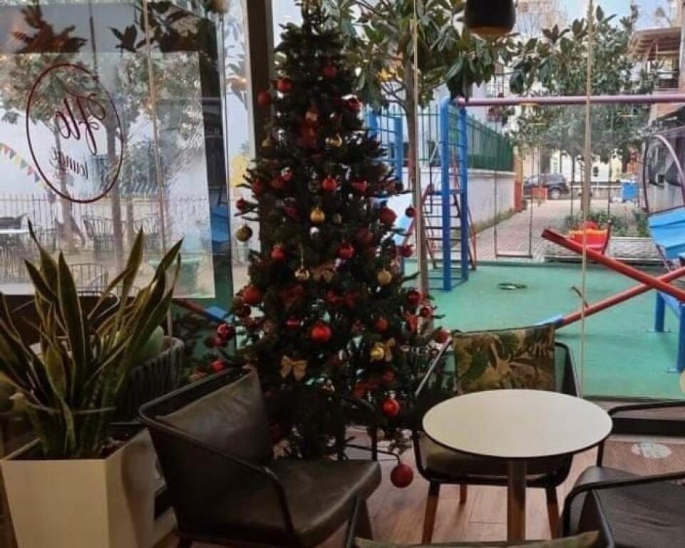 VENDIAMO AMBIENTE COMMERCIALE A MYSLYM SHYRI!