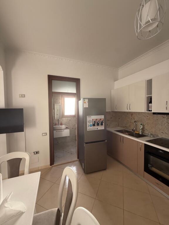 📢 APPARTAMENTO 1+1 IN AFFITTO – VICINO ALLA SCUOLA 24 MAJI, VLORE