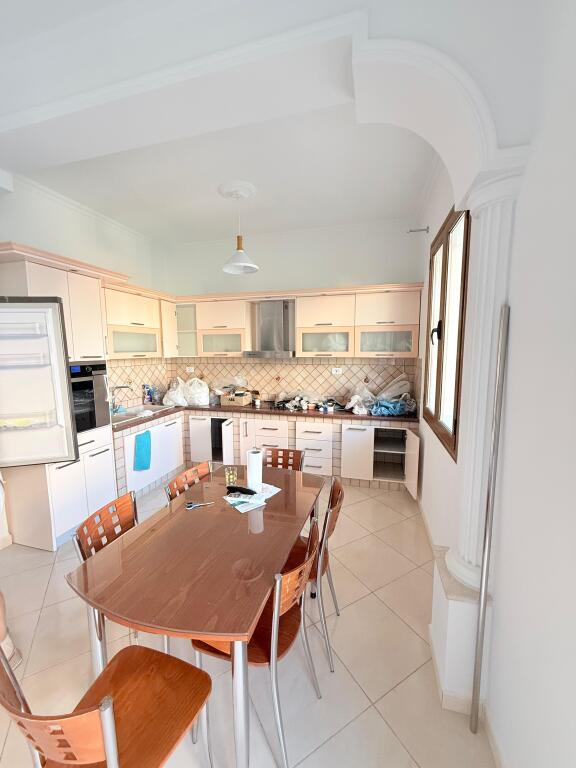 📢 APPARTAMENTO 1+1 IN AFFITTO – VICINO ALLA SCUOLA 24 MAJI, VLORE