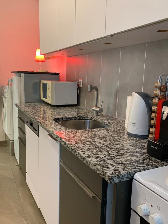 ZYRE ME QERA 70 M2 QENDER 1.500 EURO