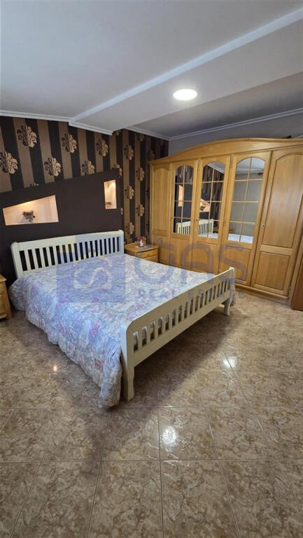 Jepet me qera apartament 2+1 Tek shkolla e Baletit.