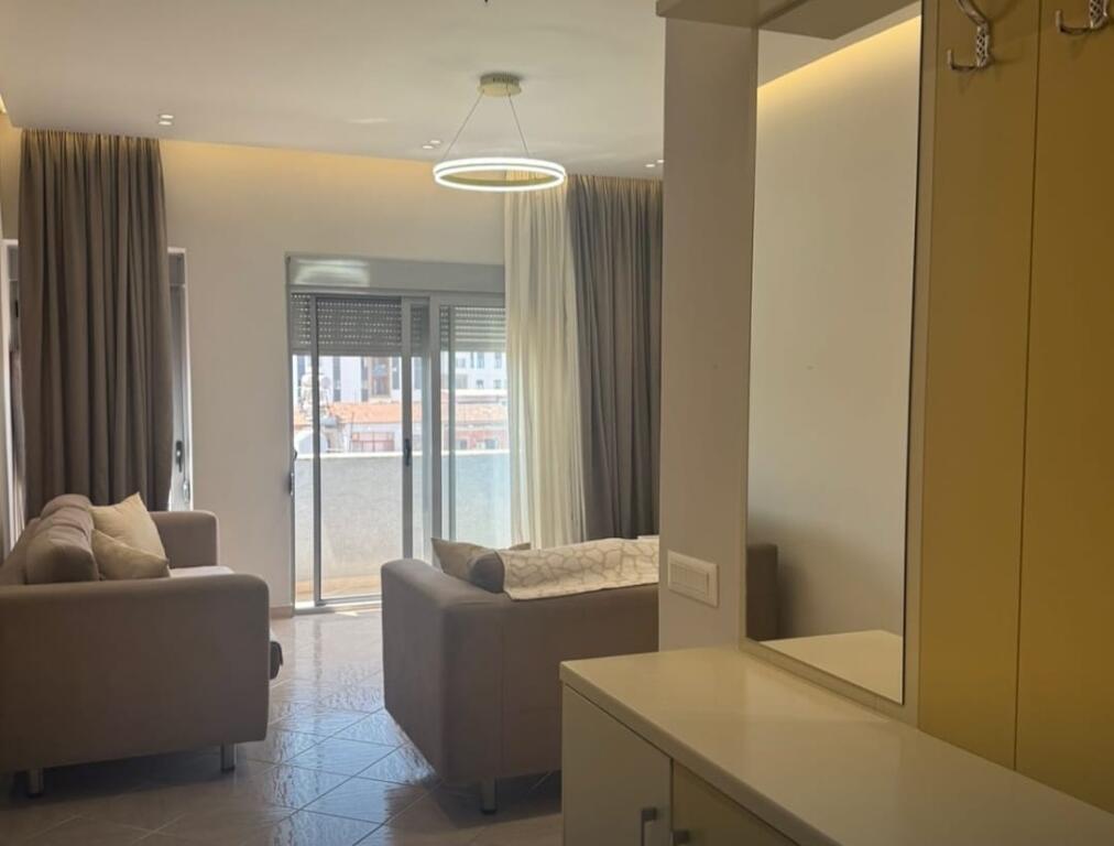 Jepet për qira nje apartament 2+1+2 banjo + 2 ballkone pranë Ministrisë së Mbrojtjes