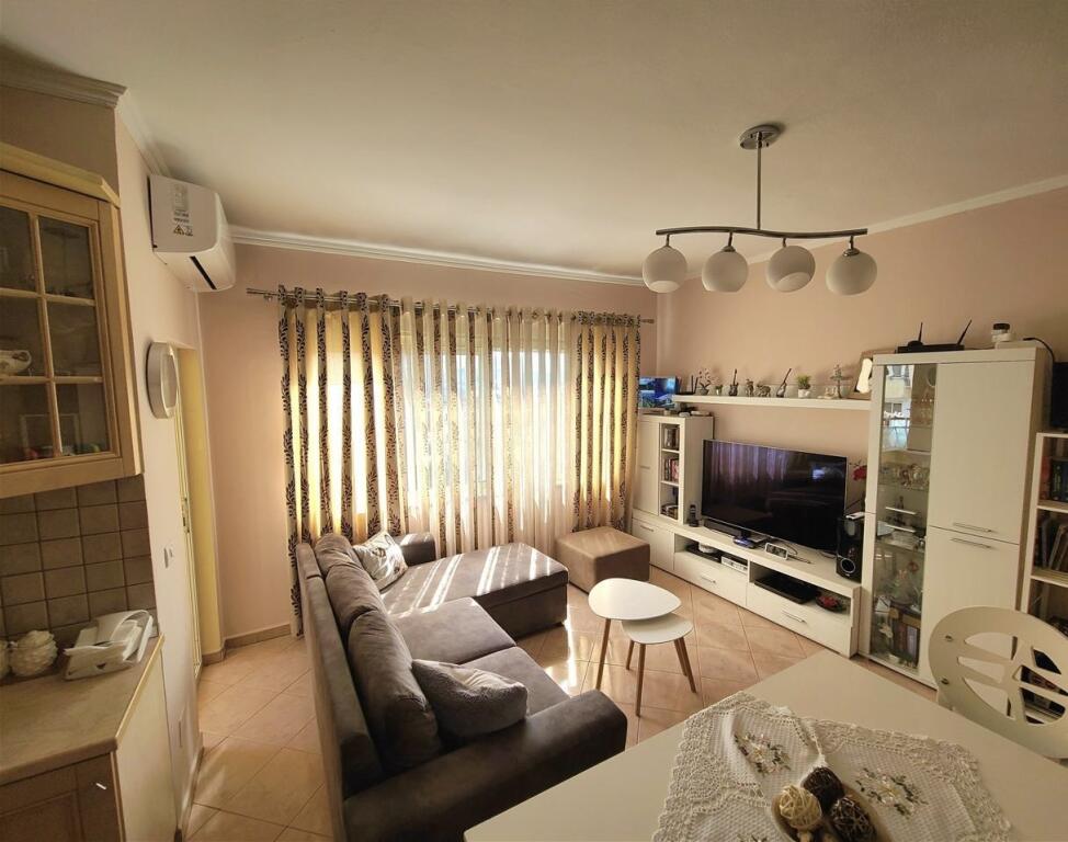 Appartamento 2+1+terrazza in vendita vicino a via Durresit hotel Colosseut