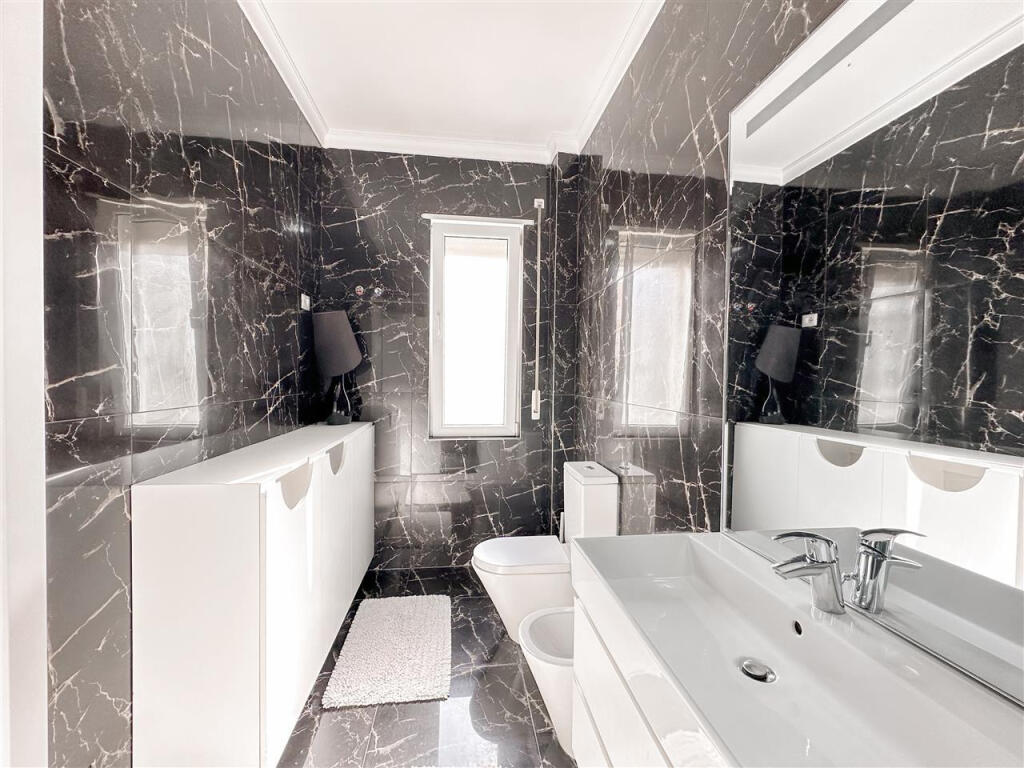 Apartament Per Shitje 3+1+2 tek Kopshti Botanik (ID B13097) Tirane.
