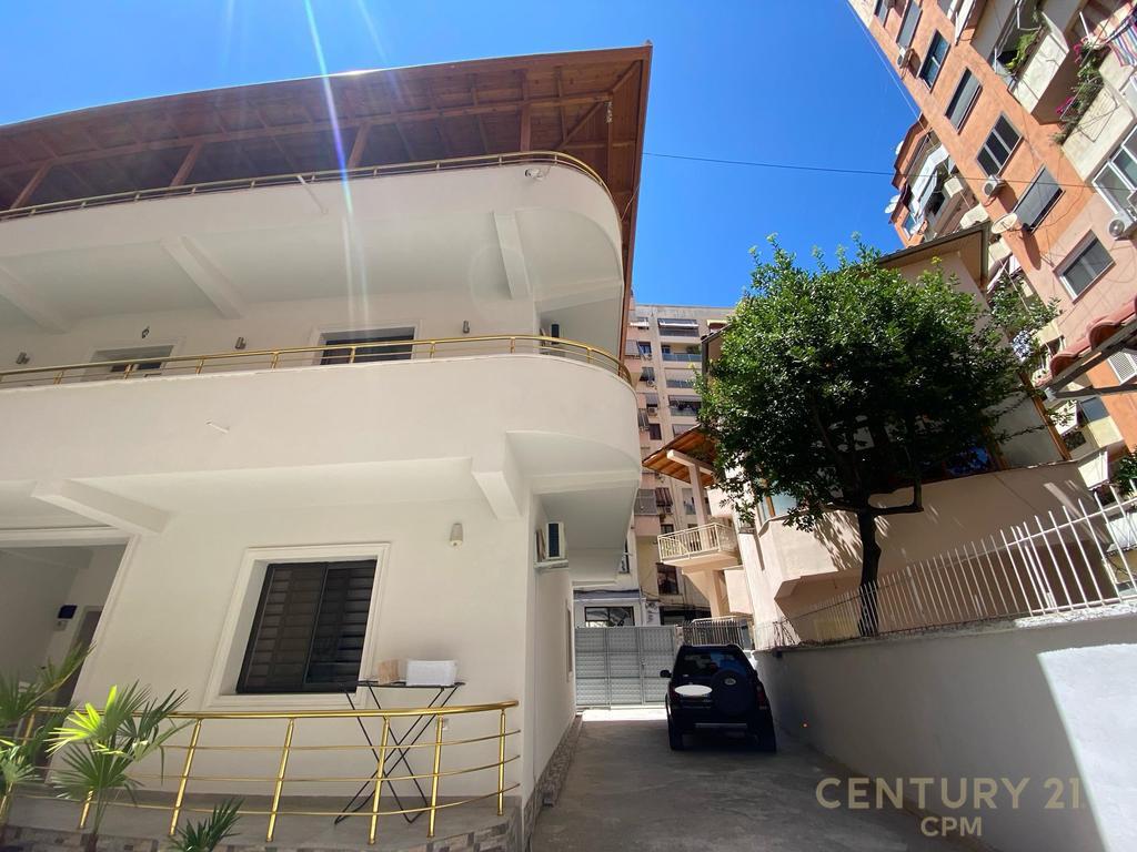 VILLA FOR RENT IN THE MUNICIPALITY OF PARIS – SUITABLE FOR RESIDENCE OR BUSINESS