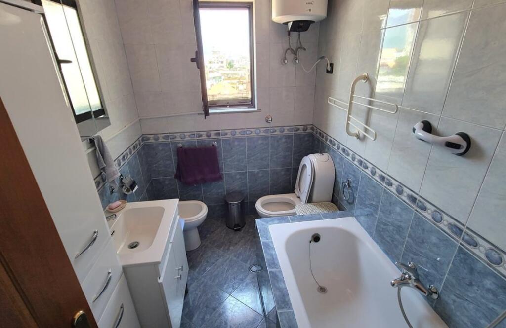 Appartamento 2+1+terrazza in vendita vicino a via Durresit hotel Colosseut