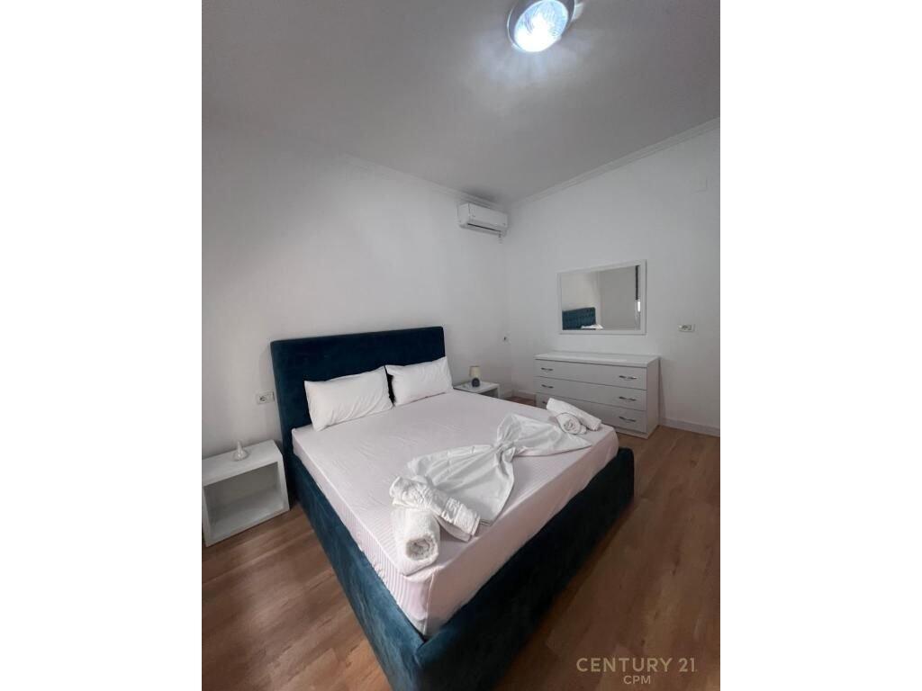 VILLA FOR RENT IN THE MUNICIPALITY OF PARIS – SUITABLE FOR RESIDENCE OR BUSINESS