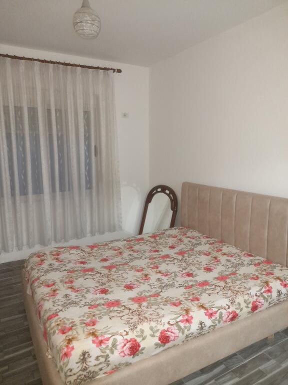 Affittasi 1+1 ad Astir vicino alla strada per 400€