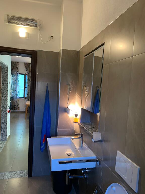 ZYRE ME QERA 70 M2 QENDER 1.500 EURO