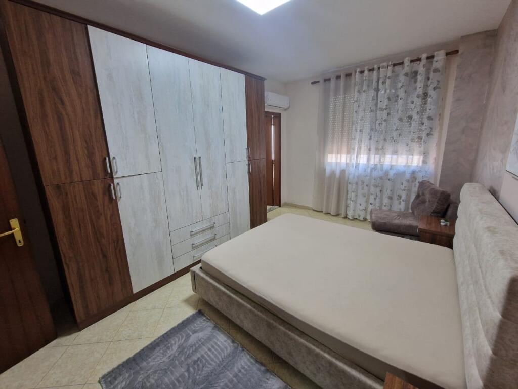 Jepet me qera apartament 2+1+2 tualete te Ish-Ekspozita "Shqiperia Sot"