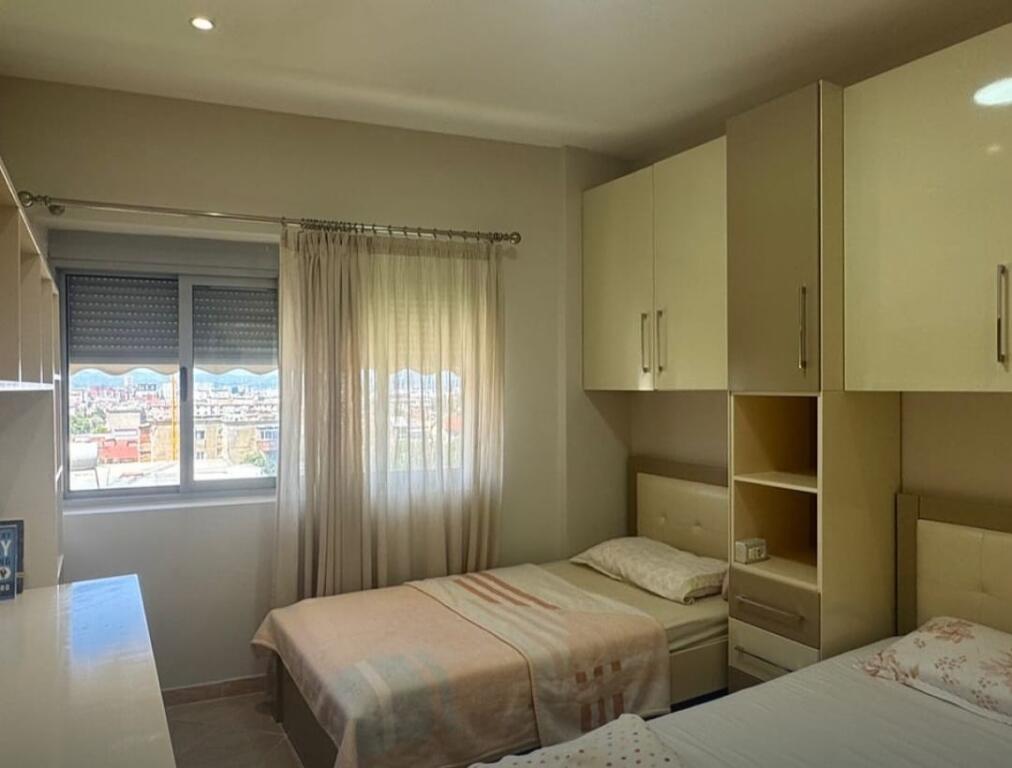 Jepet për qira nje apartament 2+1+2 banjo + 2 ballkone pranë Ministrisë së Mbrojtjes