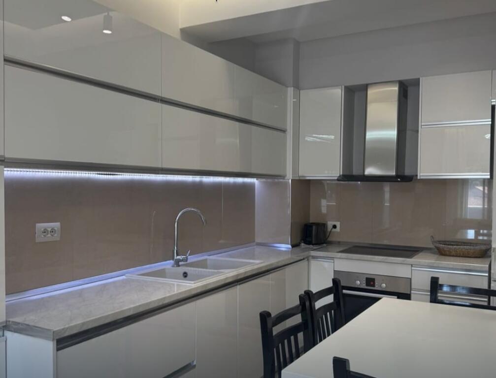 Jepet për qira nje apartament 2+1+2 banjo + 2 ballkone pranë Ministrisë së Mbrojtjes