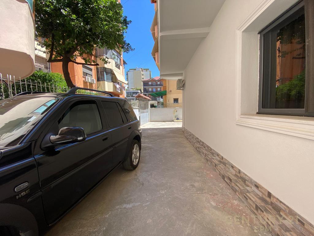 VILLA FOR RENT IN THE MUNICIPALITY OF PARIS – SUITABLE FOR RESIDENCE OR BUSINESS