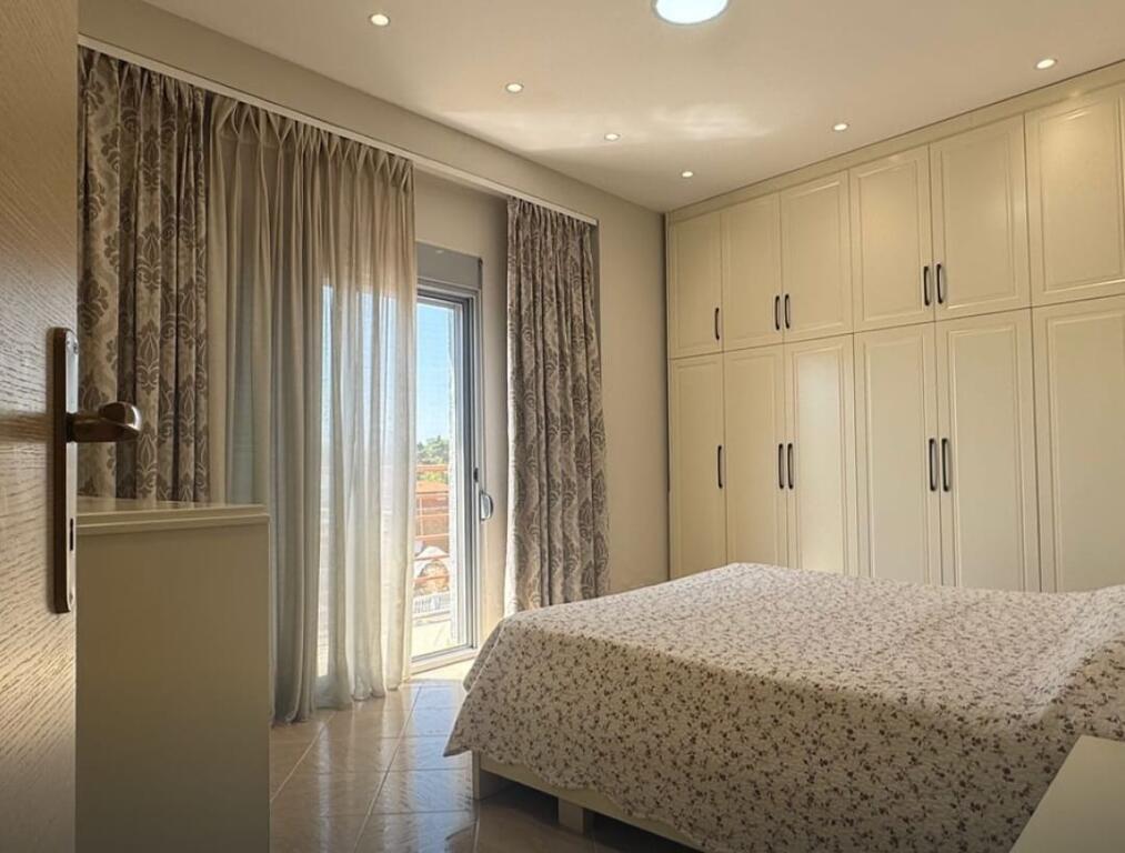 Jepet për qira nje apartament 2+1+2 banjo + 2 ballkone pranë Ministrisë së Mbrojtjes