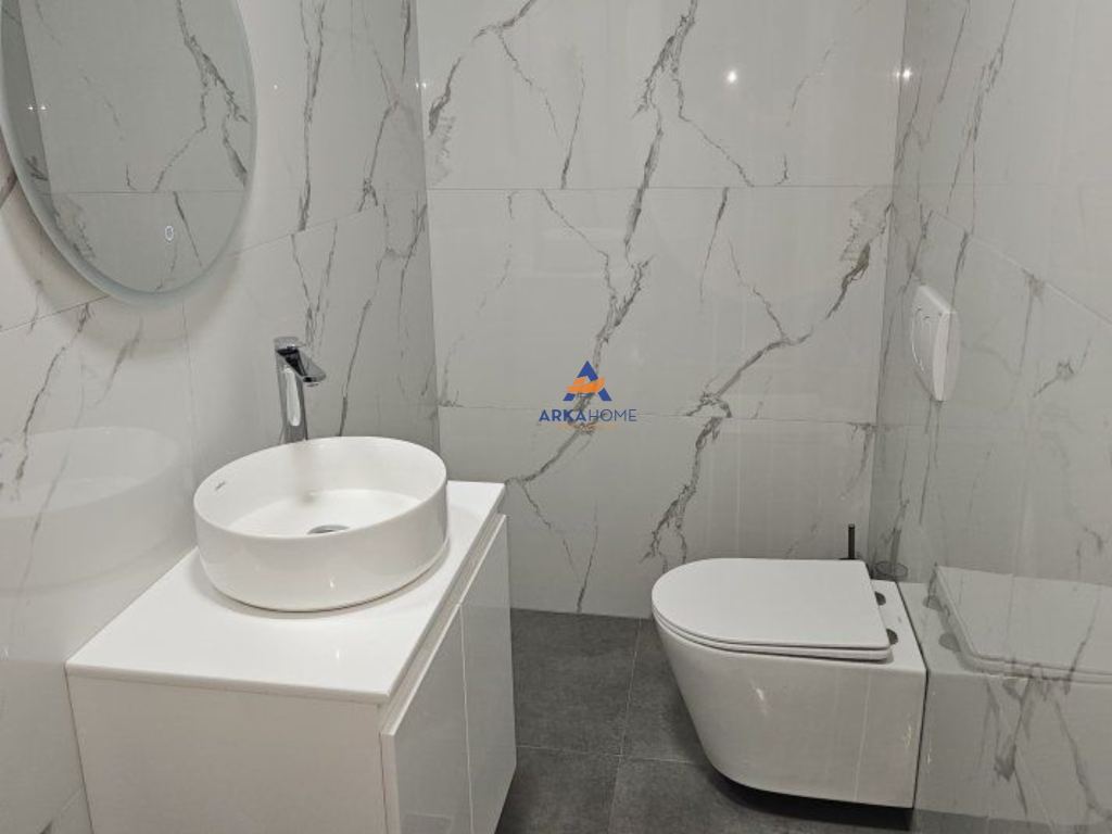 JEPET DUPLEX 2+1+BALLKON ME QERA "NE QENDER" 1300 EURO.