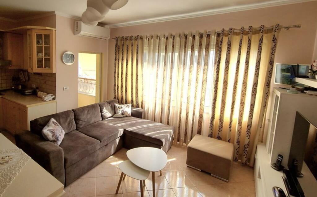 Appartamento 2+1+terrazza in vendita vicino a via Durresit hotel Colosseut