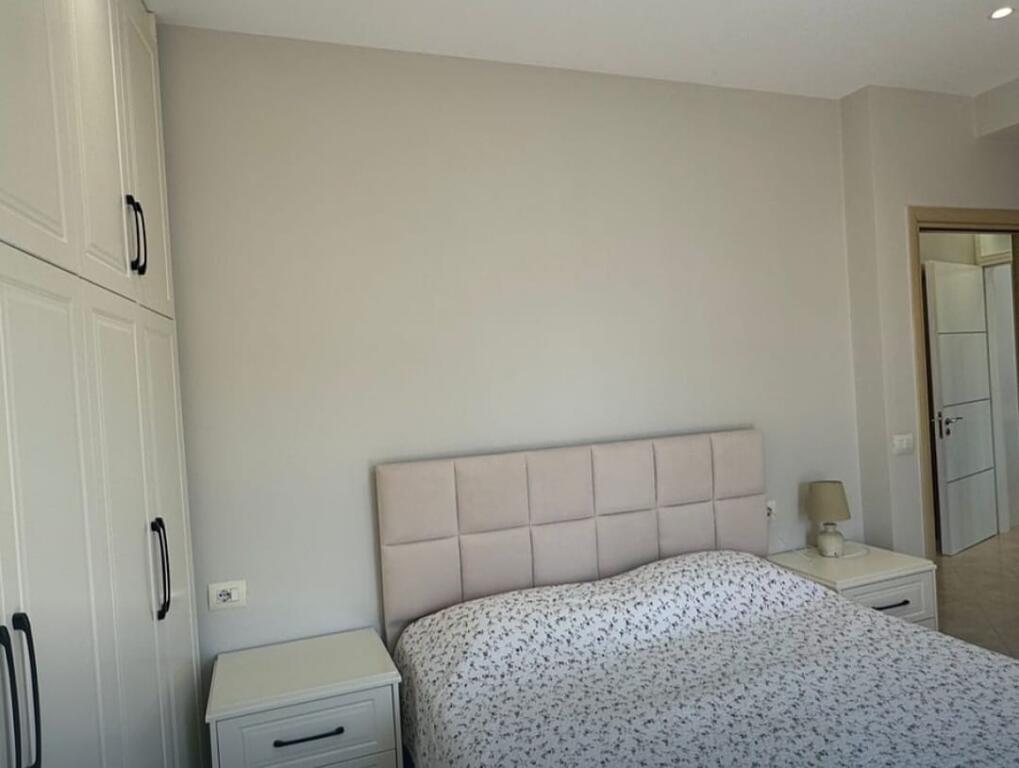 Jepet për qira nje apartament 2+1+2 banjo + 2 ballkone pranë Ministrisë së Mbrojtjes