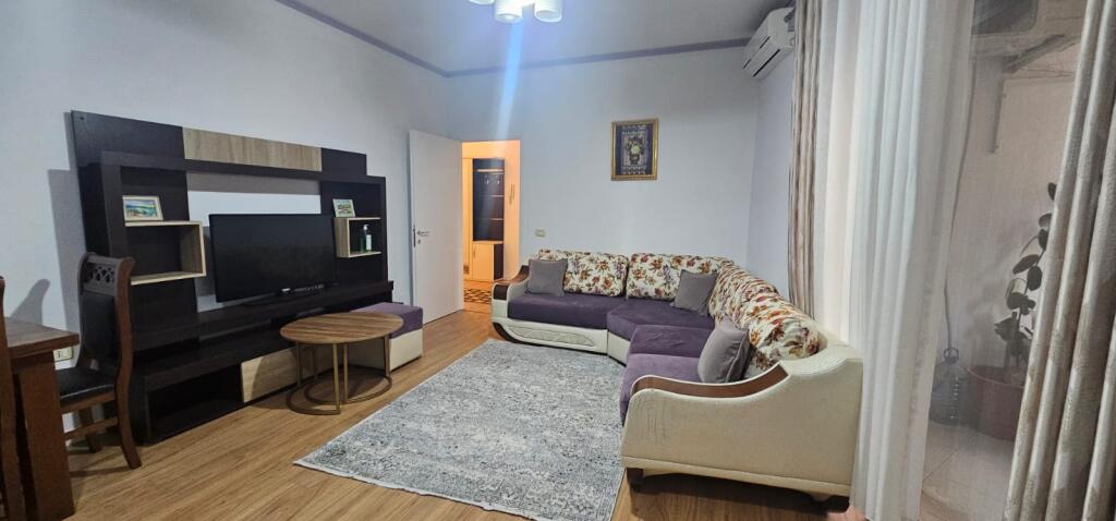 Affittasi super appartamento 2+1 - all'ingresso di Fresku
