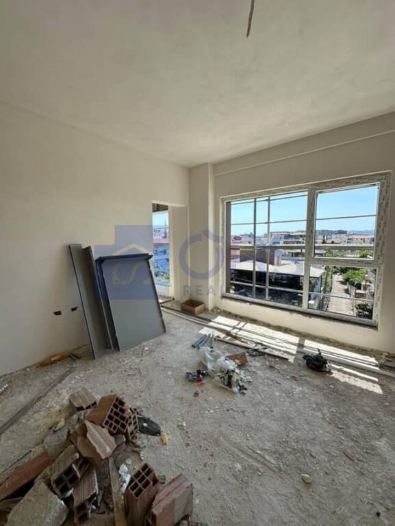 Shitet apartament 2+1+2 Prane Bulevardit te Ri (rruga Jordan Misja)
