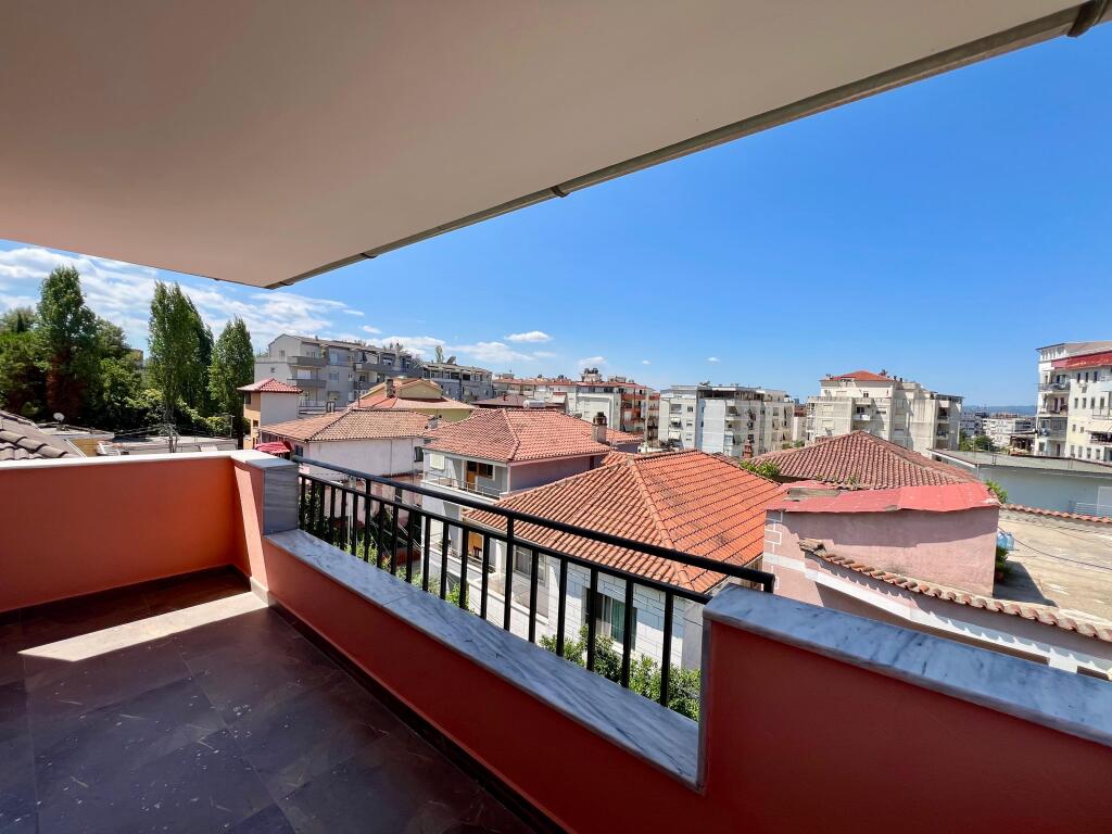 Affitto, Casa Privata su 3 Piani “Fresk”, Tirana.