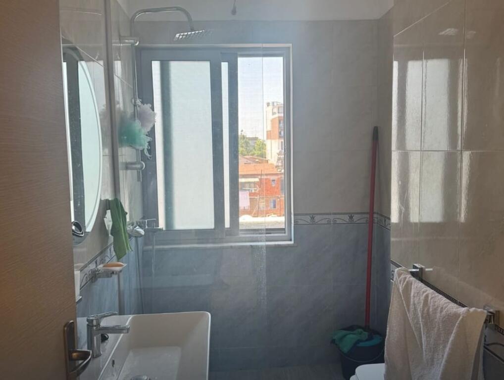 Jepet për qira nje apartament 2+1+2 banjo + 2 ballkone pranë Ministrisë së Mbrojtjes