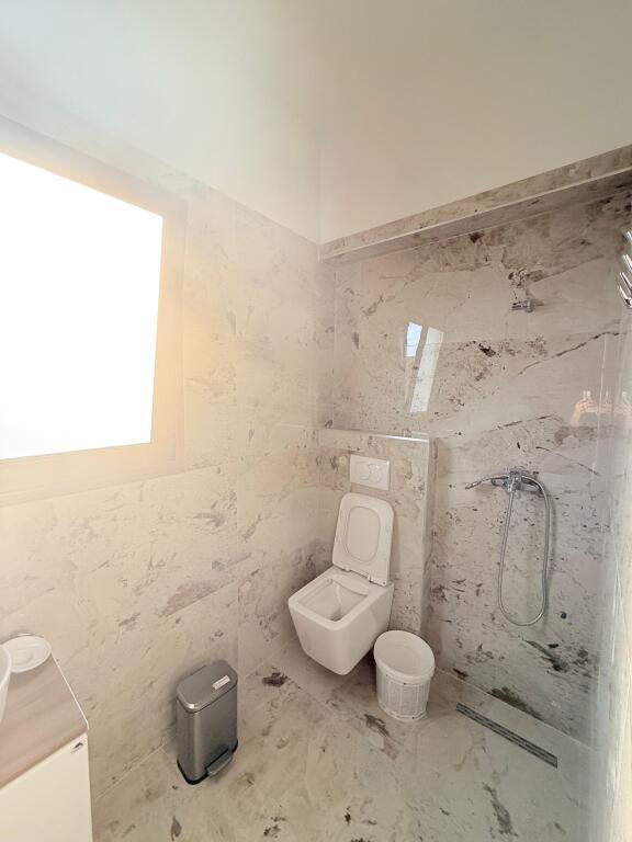 📢 APPARTAMENTO 1+1 IN AFFITTO – VICINO ALLA SCUOLA 24 MAJI, VLORE