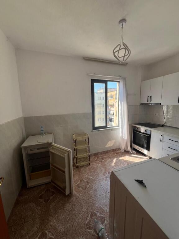 Affittasi appartamento 1+1 parzialmente arredato presso il Palazzo con freccia