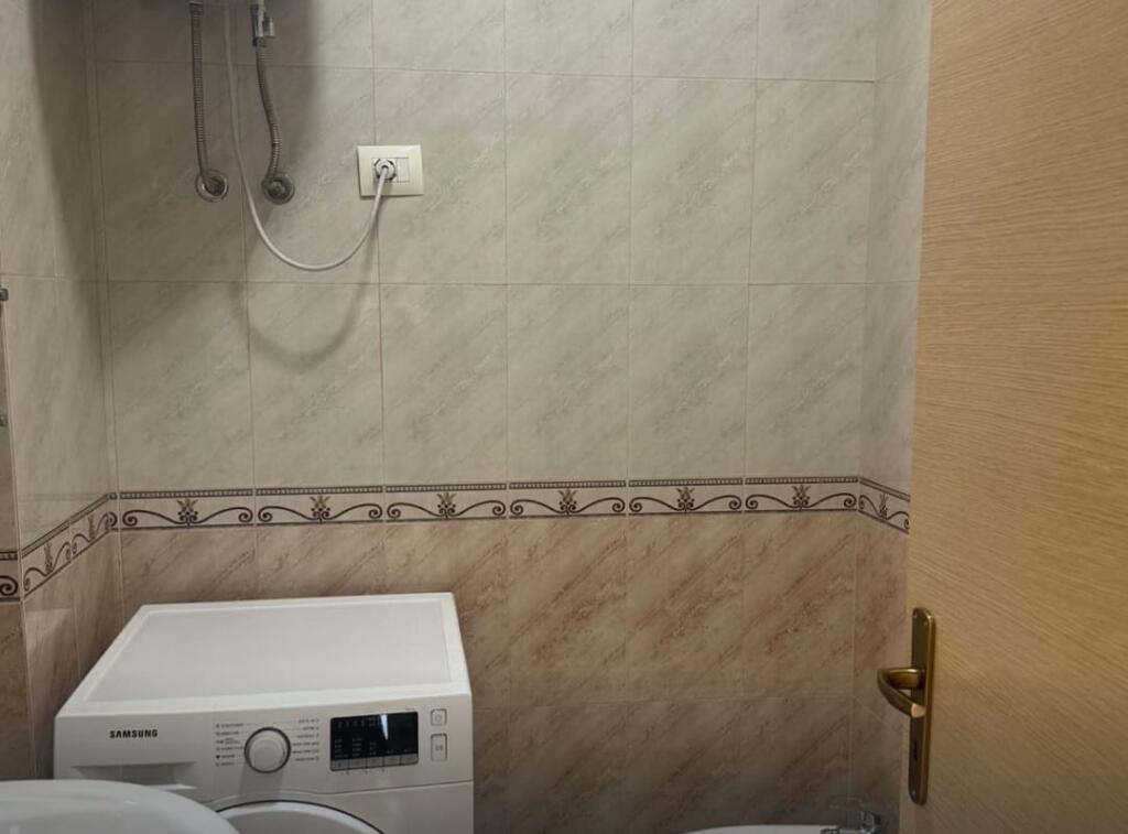 Jepet për qira nje apartament 2+1+2 banjo + 2 ballkone pranë Ministrisë së Mbrojtjes