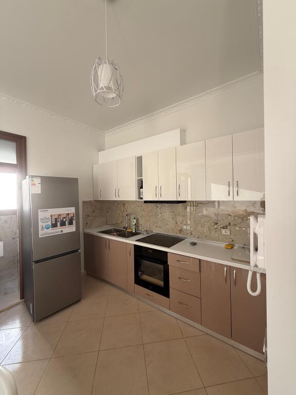 📢 APPARTAMENTO 1+1 IN AFFITTO – VICINO ALLA SCUOLA 24 MAJI, VLORE