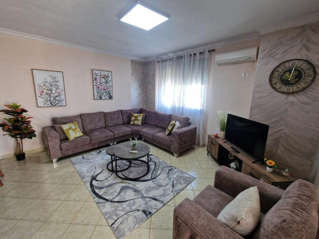 Jepet me qera apartament 2+1+2 tualete te Ish-Ekspozita "Shqiperia Sot"