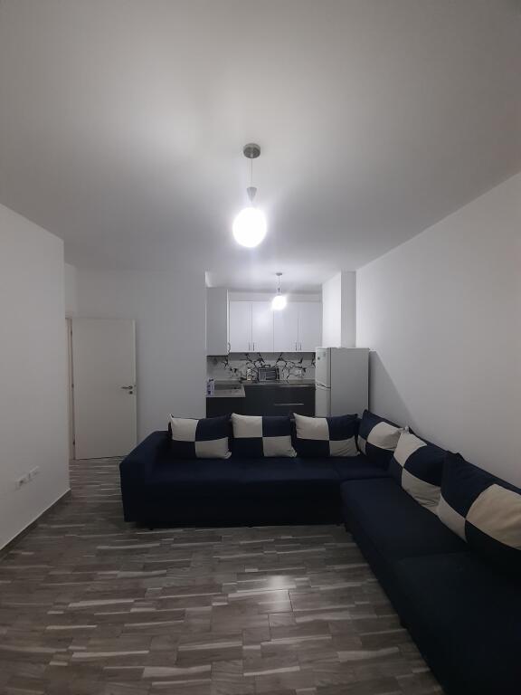 Affittasi 1+1 ad Astir vicino alla strada per 400€