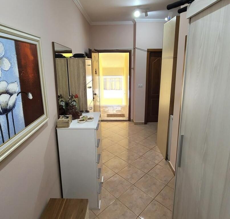 Appartamento 2+1+terrazza in vendita vicino a via Durresit hotel Colosseut