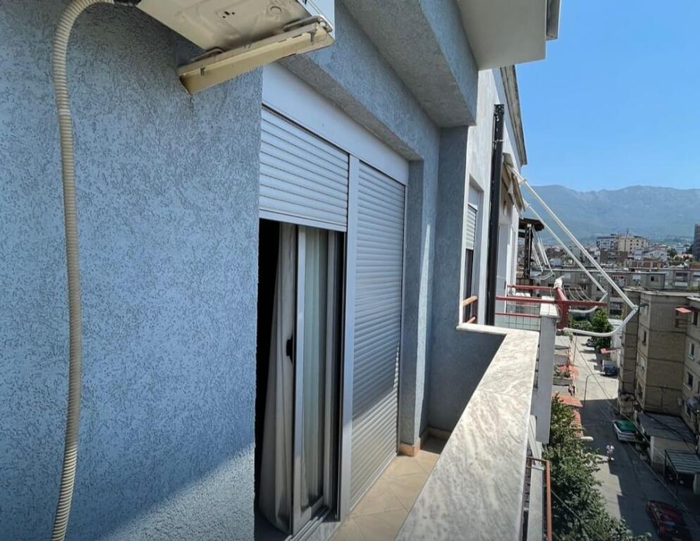 Jepet për qira nje apartament 2+1+2 banjo + 2 ballkone pranë Ministrisë së Mbrojtjes