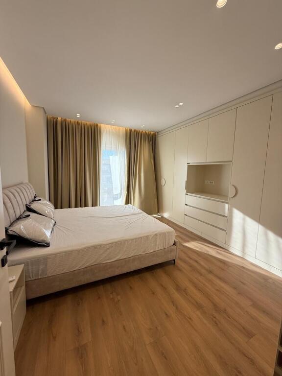 Apartament stil 1+1 për qira pranë Ring Center