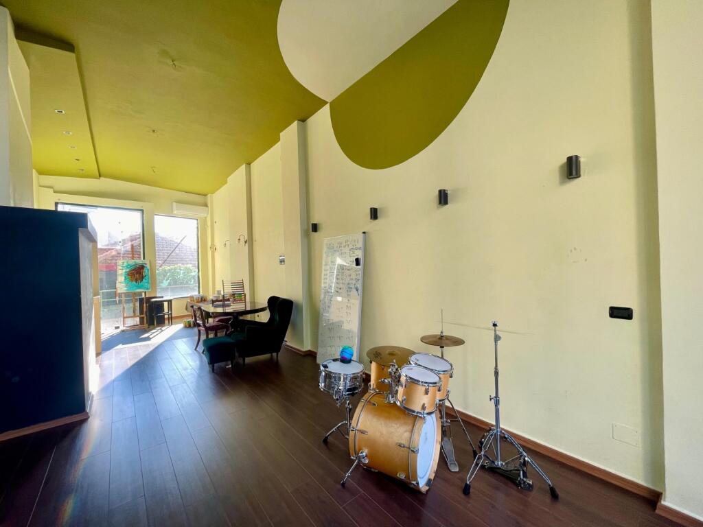 SHOP FOR RENT 75 M2 STUDENT CITY 700 EURO