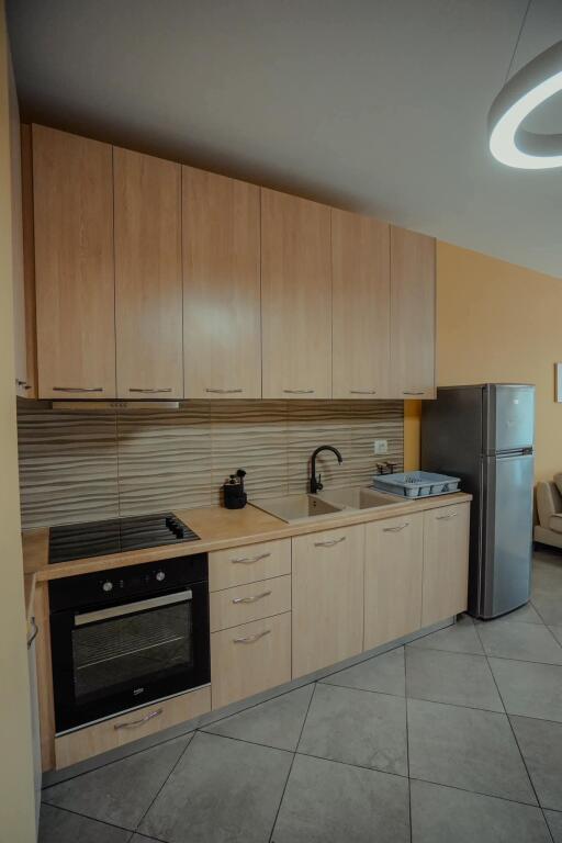 Jepet me Qira Apartament 1+1 – pranë SPAK-ut, Rruga Jordan Misja