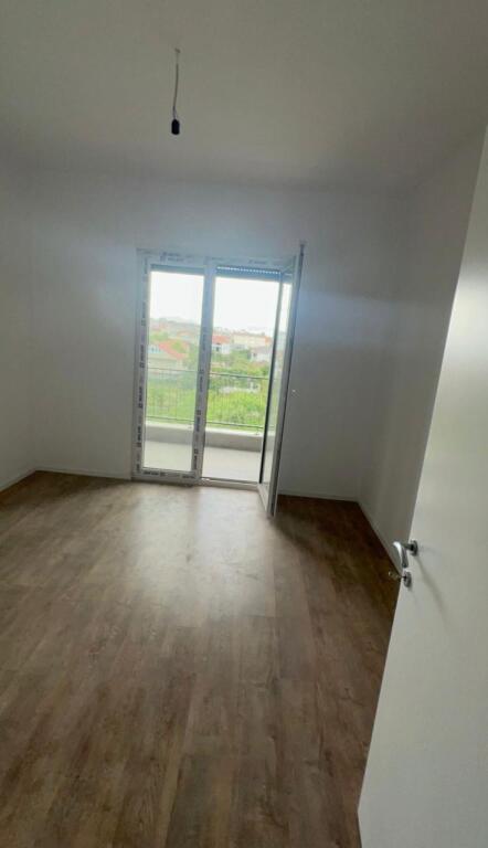 Shitet apartament 2+1