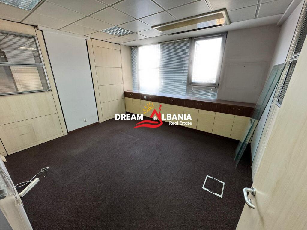 Locale commerciale per uffici in affitto in Via Kavajes (ID 42611229)