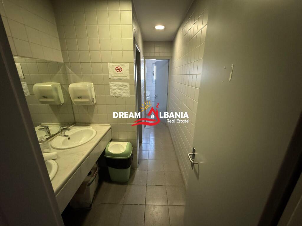 Locale commerciale per uffici in affitto in Via Kavajes (ID 42611229)