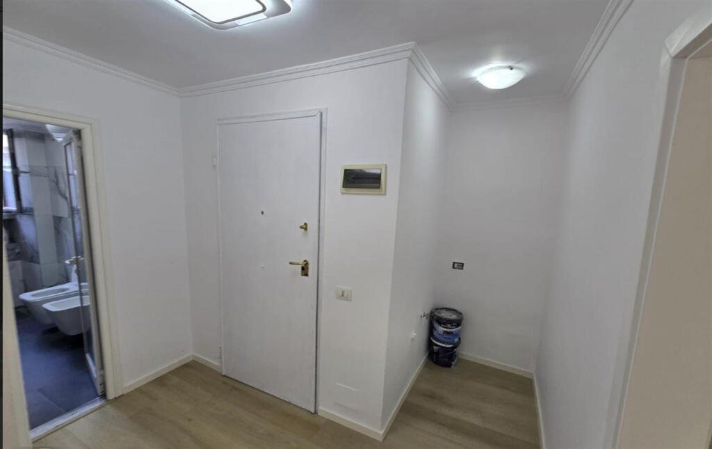 Zyre me qera tek 21 Dhjetori (ID BZ2648) Tirane