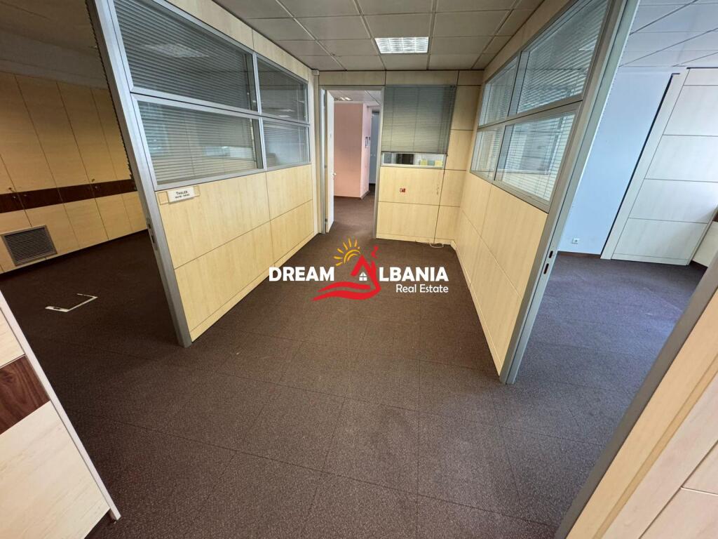 Ambjent biznesi per zyra me qera ne Rrugen e Kavajes, buze rruge (ID 42611326)