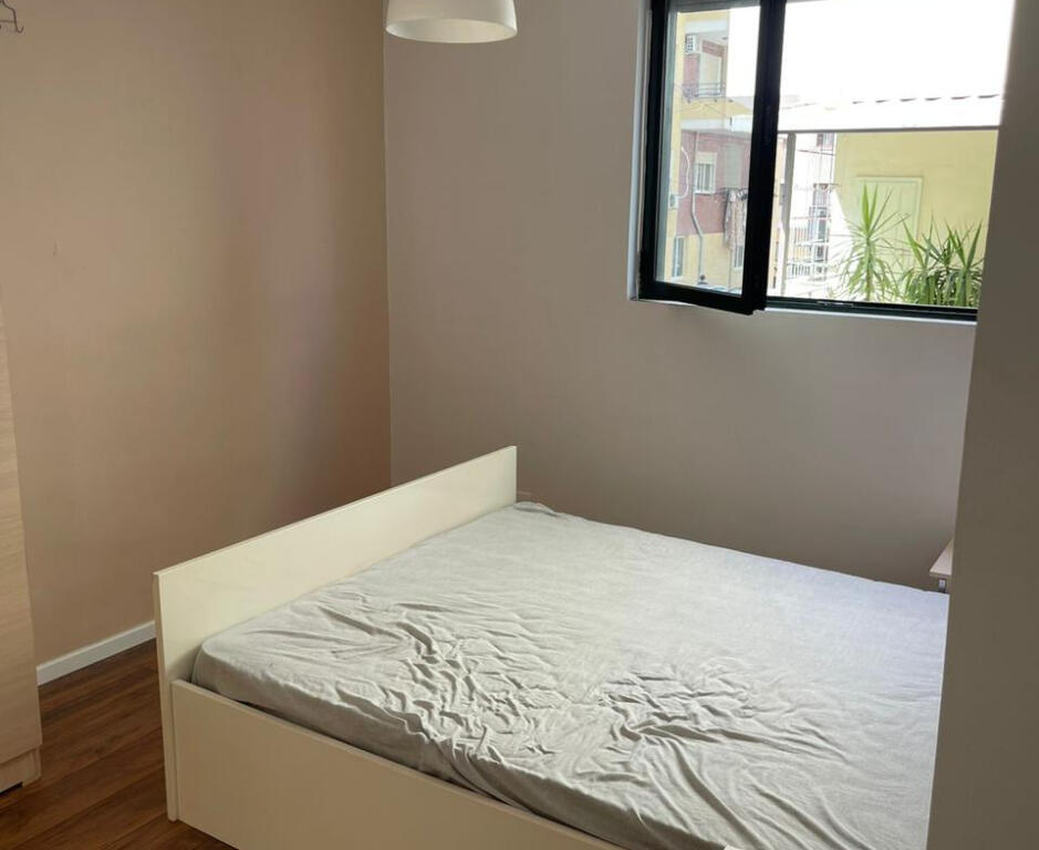 Apartament Me Qera 2+1 tek Komuna e Parisit (ID B2201394) Tirane.