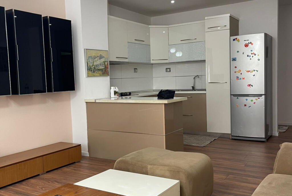 Apartament Me Qera 2+1 tek Komuna e Parisit (ID B2201394) Tirane.