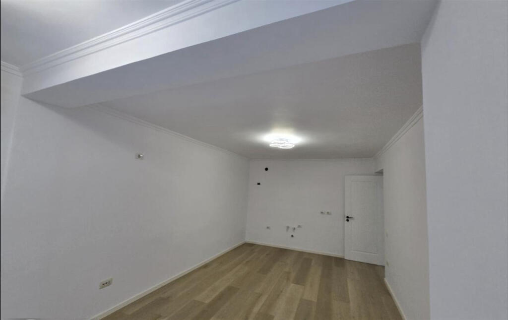 Zyre me qera tek 21 Dhjetori (ID BZ2648) Tirane
