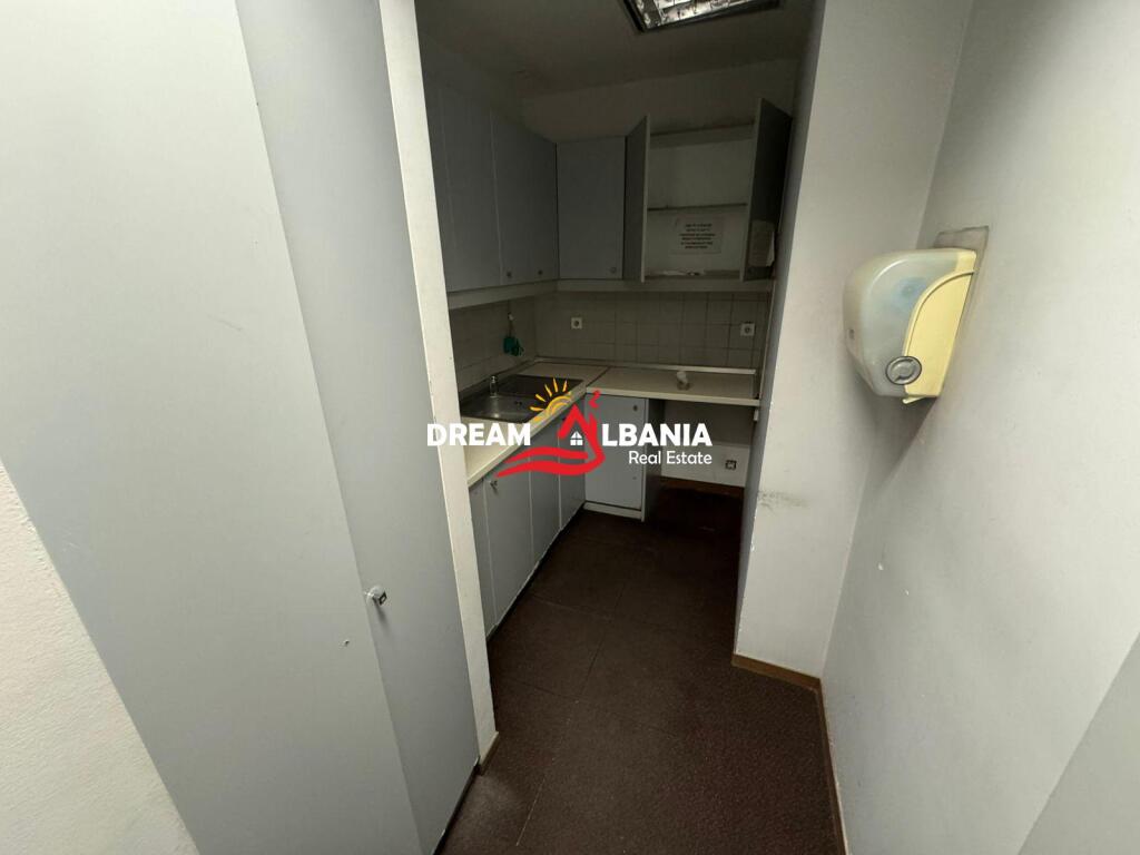 Locale commerciale per uffici in affitto in Via Kavajes (ID 42611229)