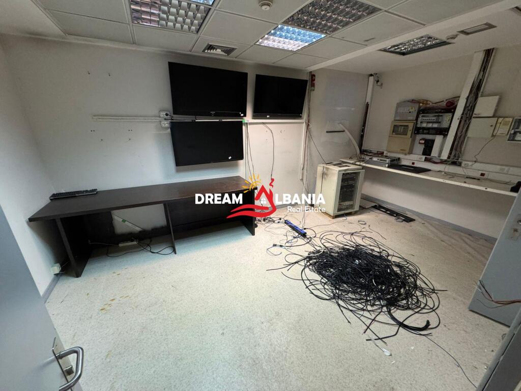Locale commerciale per uffici in affitto in Via Kavajes (ID 42611229)