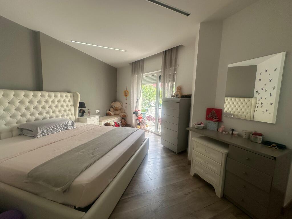 Apartament 3+1+2 me Verandë + Parking ne Shitje tek Kodra e Diellit 2
