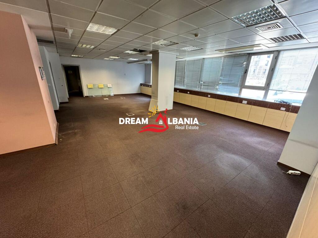 Locale commerciale per uffici in affitto in Via Kavajes (ID 42611229)